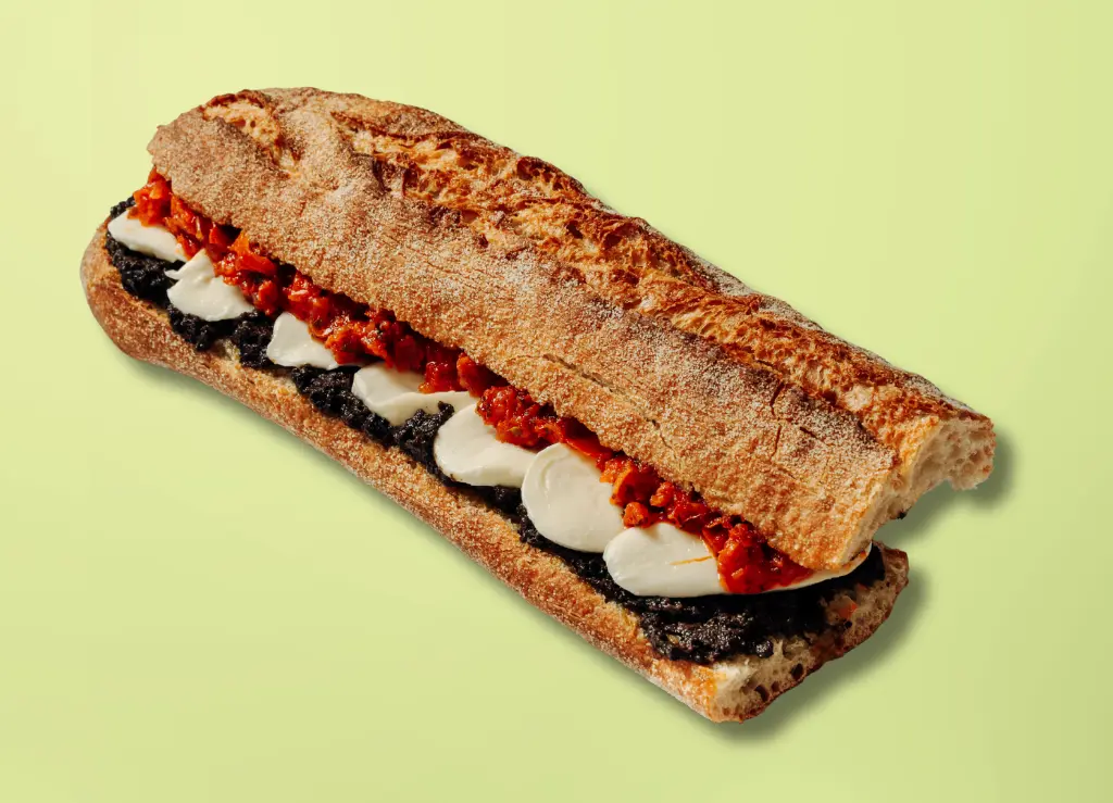 Sandwich mozzarella-tomates séchées