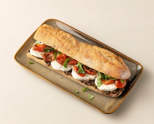 Mozzarella, zongedroogde tomaat sandwich
